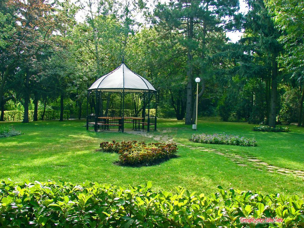 Family Hotel Residence Добрич Экстерьер фото